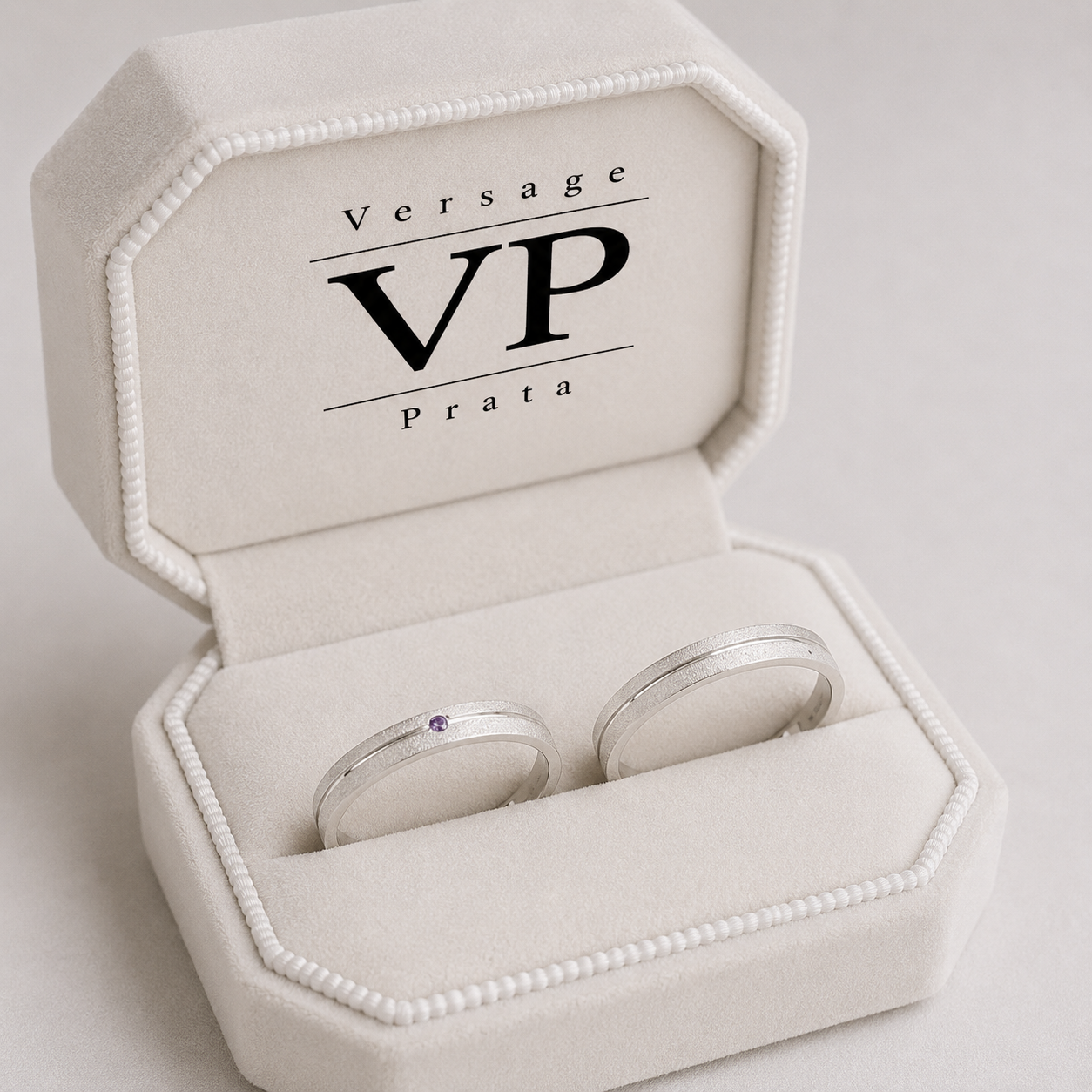 Alianças em Prata 925 – 3,5mm Diamantadas com Friso e Pedra Lilás( sob encomenda)